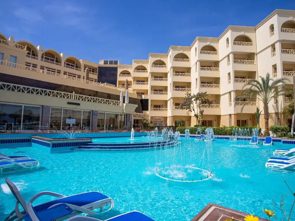 Басейн с фонтани пред сградата с арковидни балкони – AMC Royal Hotel & Spa, Хургада