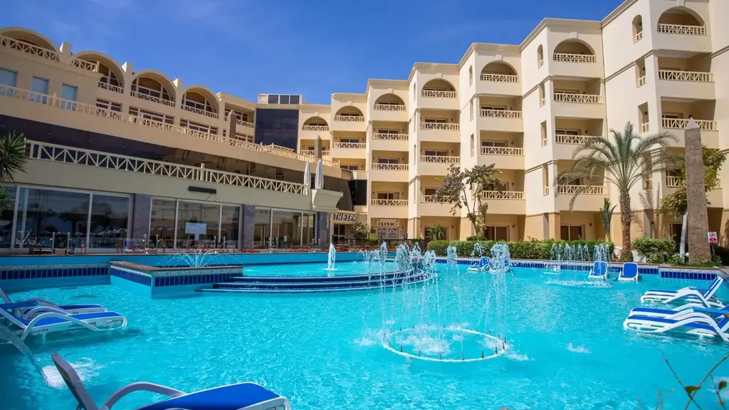 Басейн с фонтани пред сградата с арковидни балкони – AMC Royal Hotel & Spa, Хургада