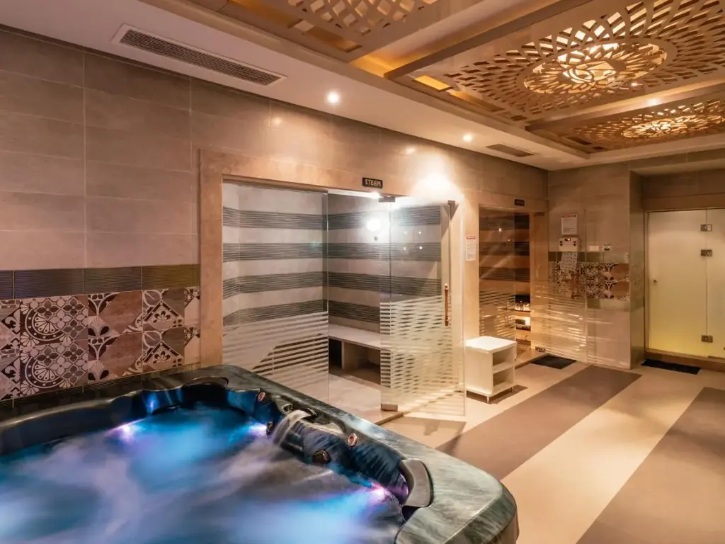 Джакузи с подсветка под дърворезбован таван в спа центъра – AMC Royal Hotel & Spa, Хургада