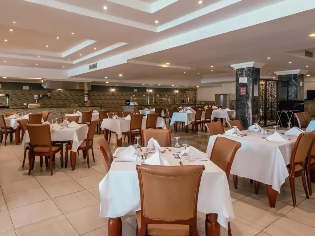 Основният ресторант с осветени тавани и наредени маси – AMC Royal Hotel & Spa, Хургада