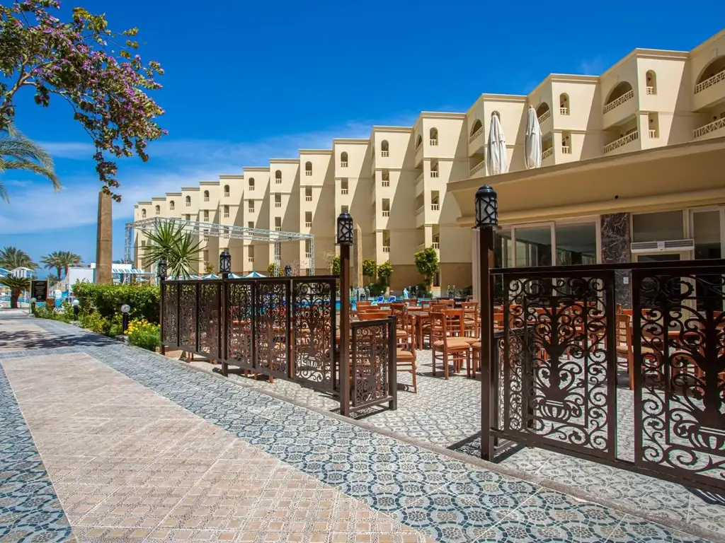 Павирана алея покрай сградите и терасата с ковани паравани – AMC Royal Hotel & Spa, Хургада
