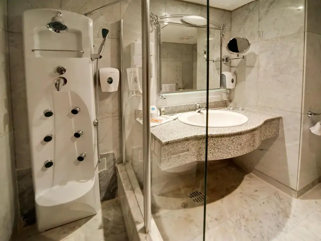 Баня с хидромасажен душ панел и мраморна мивка – AMC Royal Hotel & Spa, Хургада