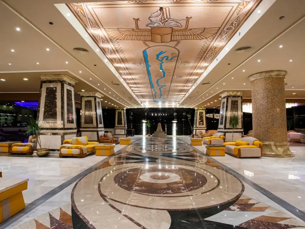 Главното лоби с орнаментиран таван, колони и мраморен медальон на пода – AMC Royal Hotel & Spa, Хургада