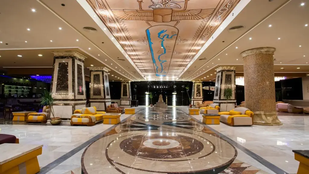 Главното лоби с орнаментиран таван, колони и мраморен медальон на пода – AMC Royal Hotel & Spa, Хургада