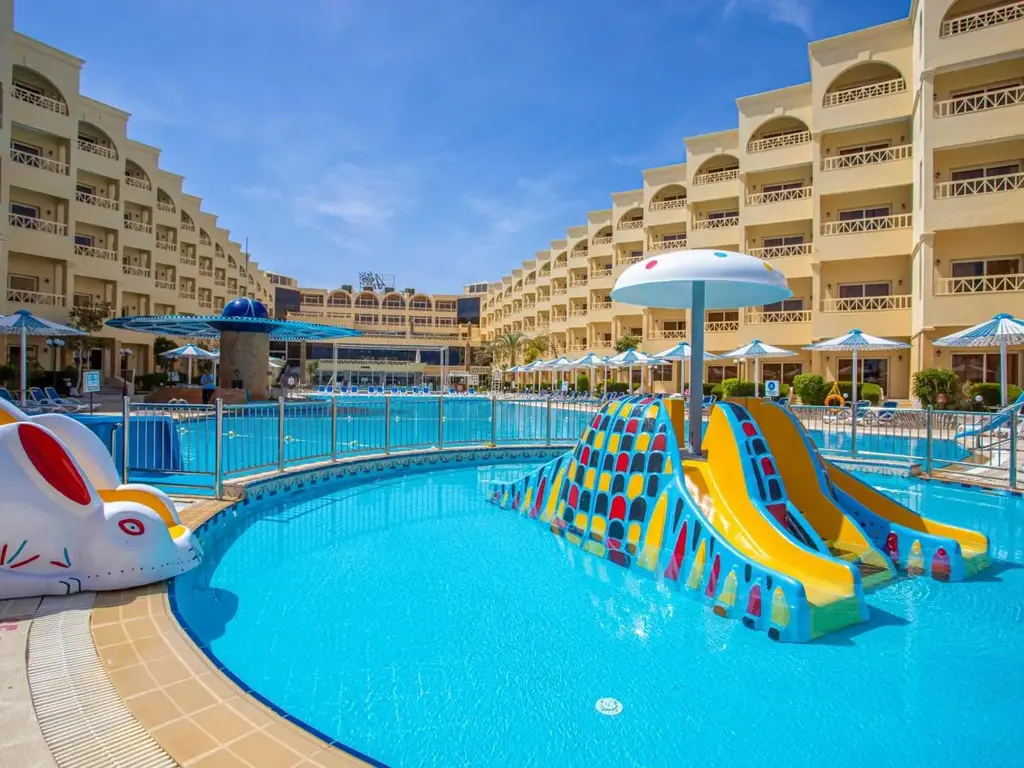 Детски басейн с пързалки и пързалка слон – AMC Royal Hotel & Spa, Хургада