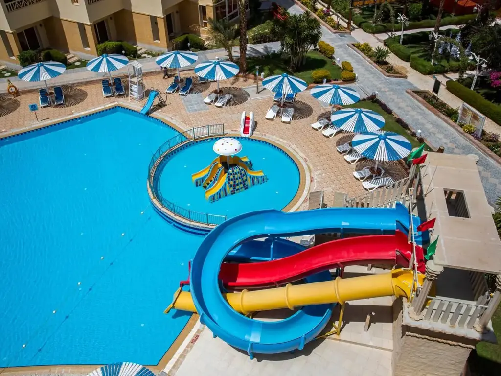 Басейни с жълто-червени спираловидни пързалки отвисоко – AMC Royal Hotel & Spa, Хургада