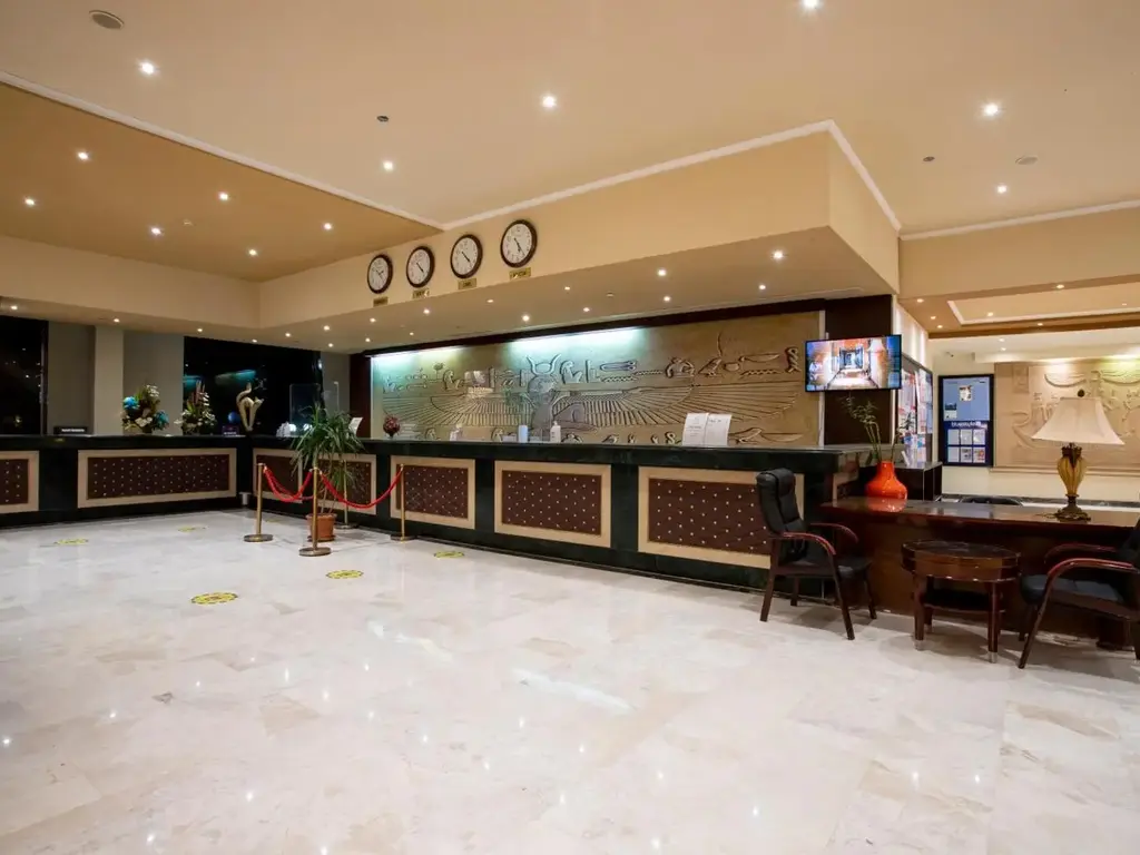 Рецепцията с часовници на стената и мраморен под – AMC Royal Hotel & Spa, Хургада