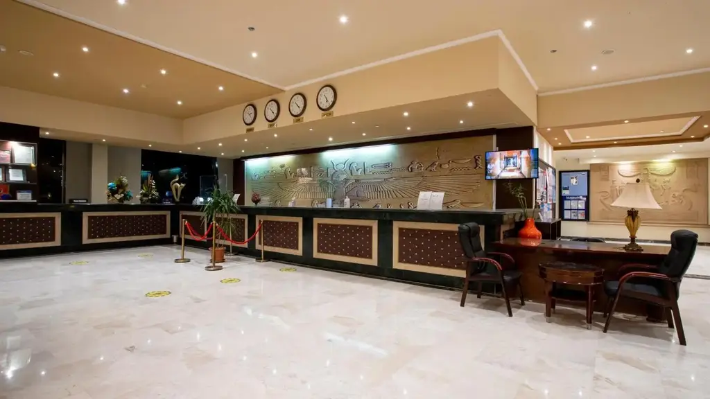 Рецепцията с часовници на стената и мраморен под – AMC Royal Hotel & Spa, Хургада