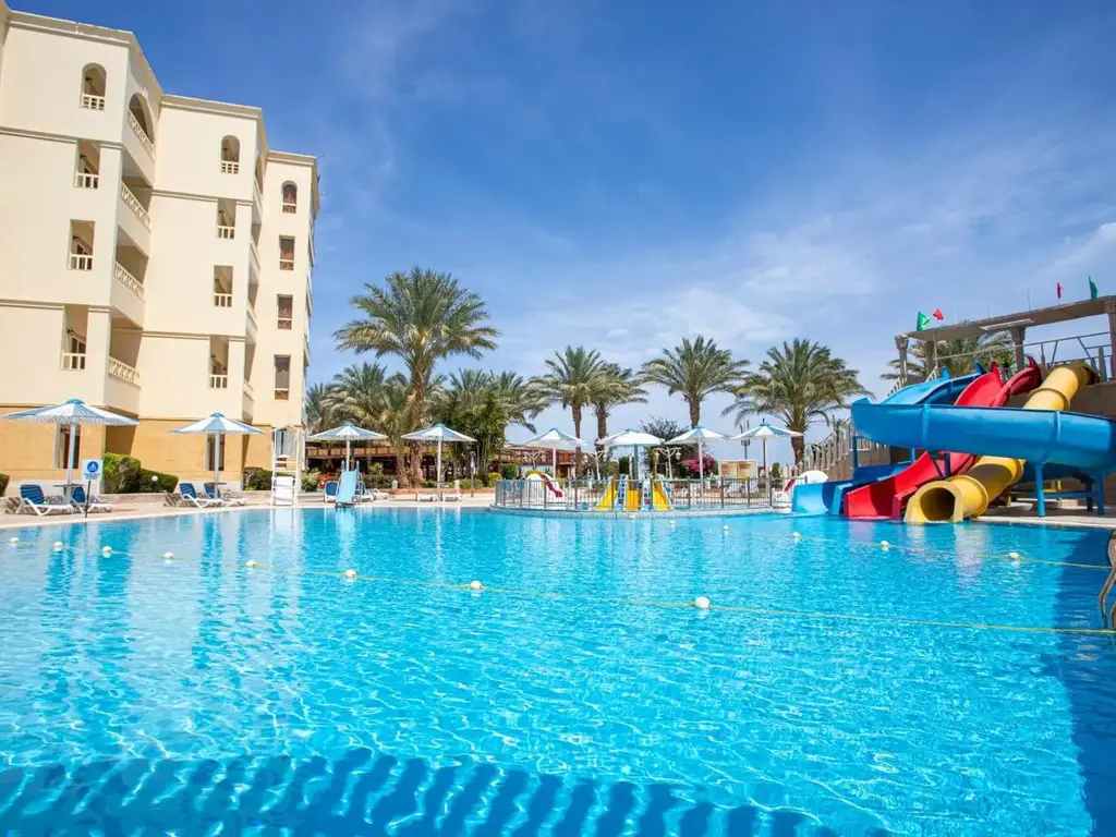 Басейн със спираловидни пързалки и палми – AMC Royal Hotel & Spa, Хургада