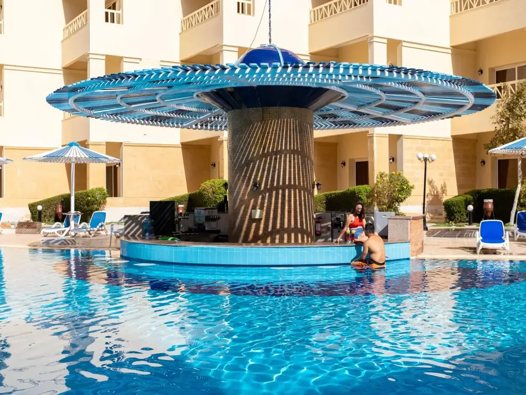 Бар в басейна с покрив във формата на гъба – AMC Royal Hotel & Spa, Хургада