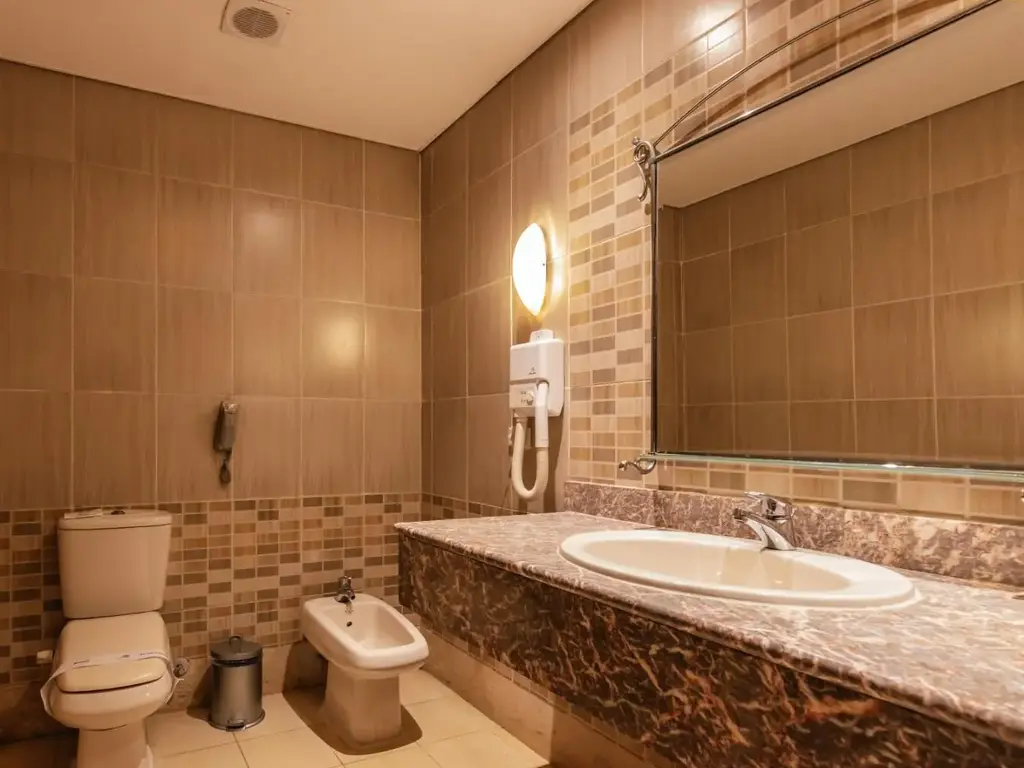 Баня с мраморен плот, тоалетна и биде – AMC Royal Hotel & Spa, Хургада