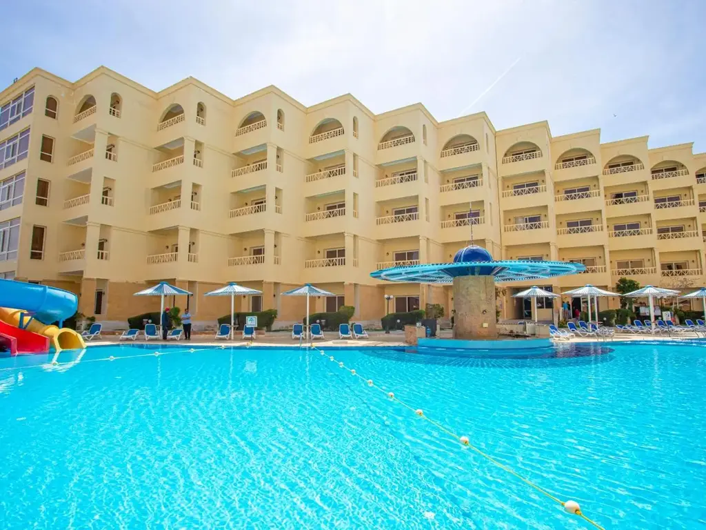 Басейн с пързалка и бар с чадър в средата – AMC Royal Hotel & Spa, Хургада