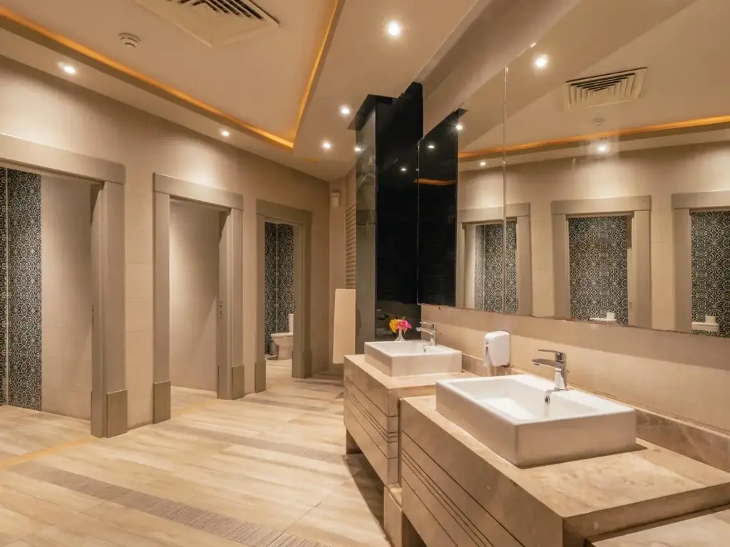 Съблекални с мивки и кабини в спа центъра – AMC Royal Hotel & Spa, Хургада