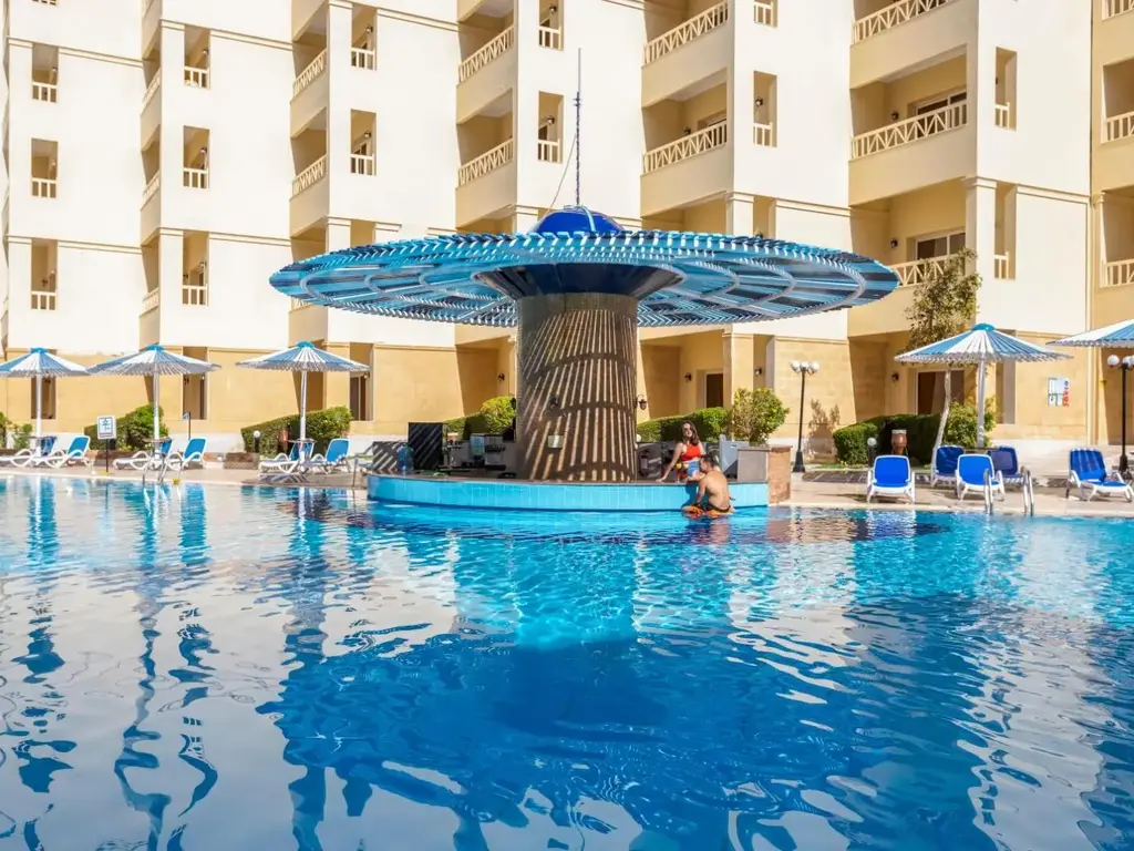 Покритият бар в средата на басейна, гледан от водата – AMC Royal Hotel & Spa, Хургада