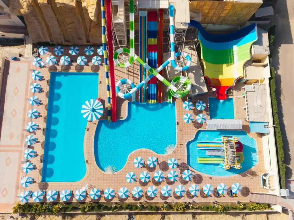Аквапаркът отвисоко с басейни и високи пързалки – AMC Royal Hotel & Spa, Хургада