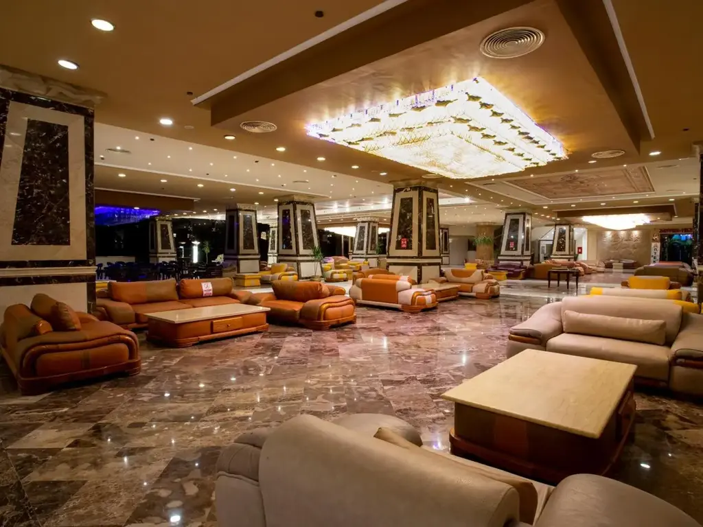 Лоби с кожени дивани и кристален полилей – AMC Royal Hotel & Spa, Хургада
