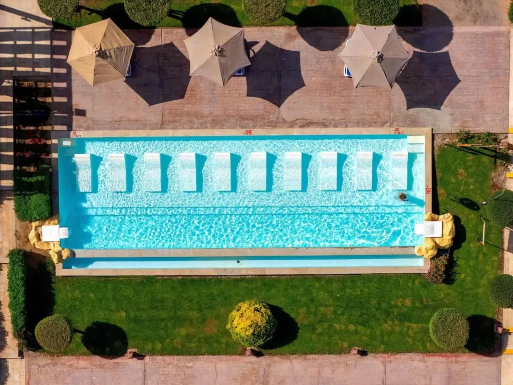 Басейн с шезлонги отгоре