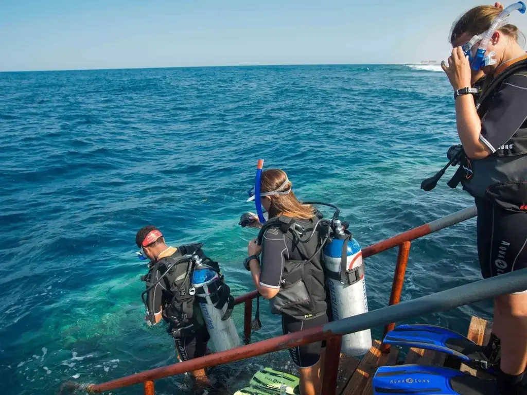 Водолази в морето