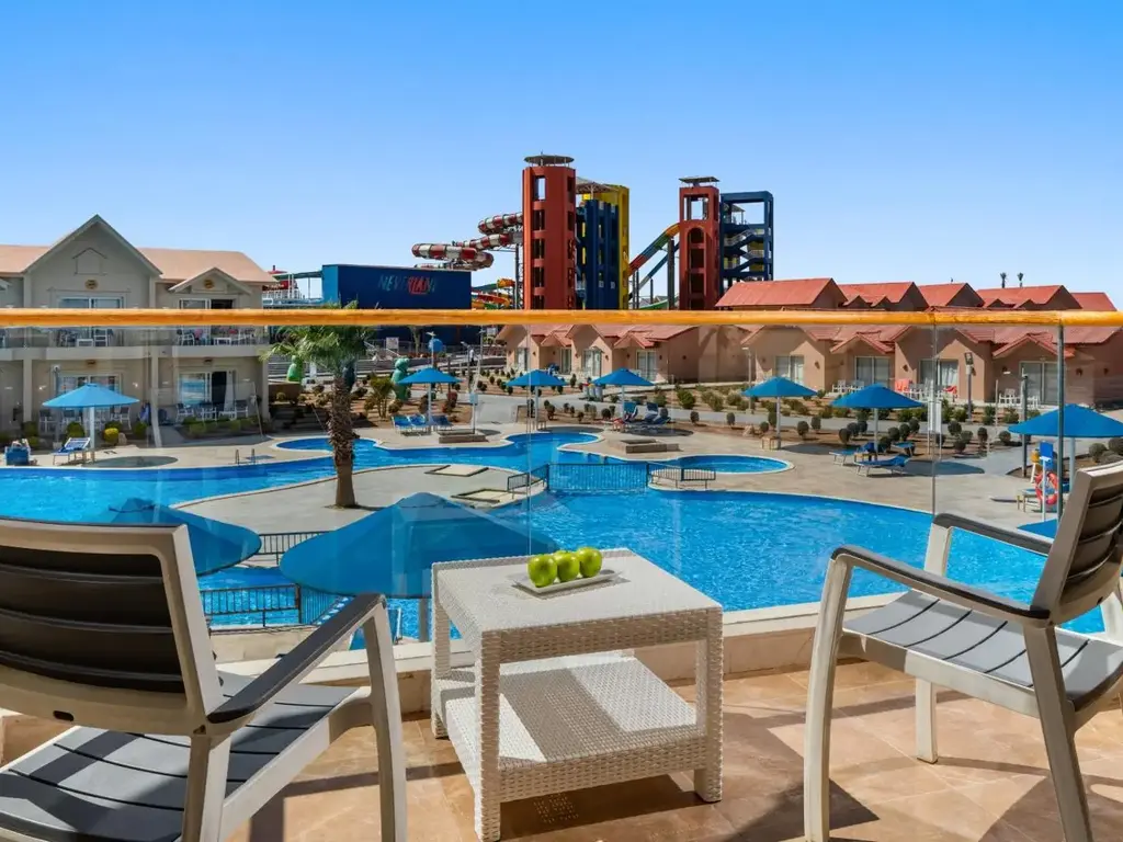 Тераса със столове над басейна и пързалките – Pickalbatros Jungle Aqua Park Resort - Neverland Hurghada, Хургада