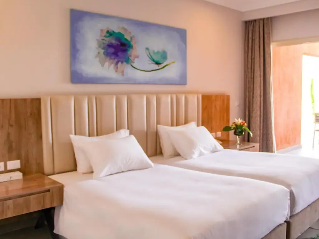 Две единични легла под картина с цвете – Pickalbatros Jungle Aqua Park Resort - Neverland Hurghada, Хургада