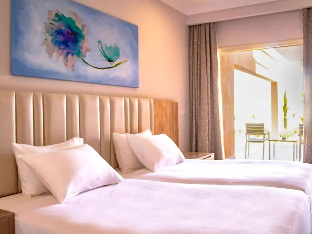 Две единични легла до вратата към терасата – Pickalbatros Jungle Aqua Park Resort - Neverland Hurghada, Хургада