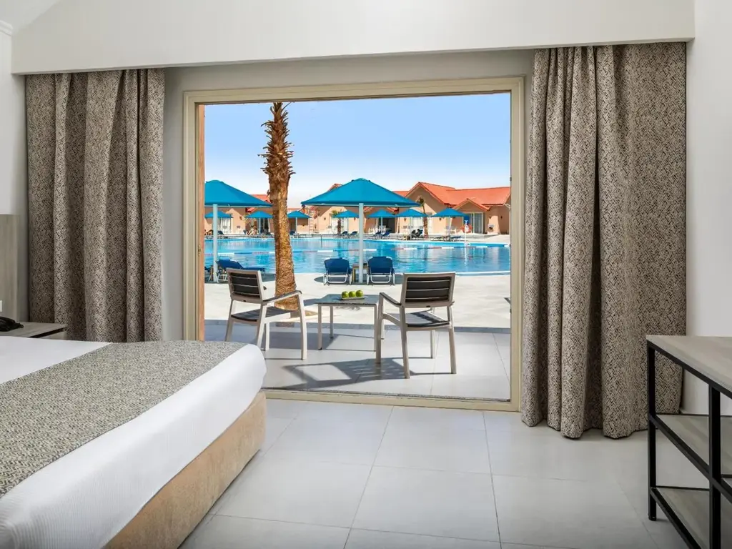 Стая с тераса към басейна и палма – Pickalbatros Jungle Aqua Park Resort - Neverland Hurghada, Хургада