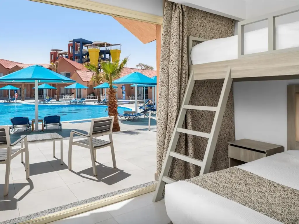 Двуетажно легло и тераса към басейна с чадъри – Pickalbatros Jungle Aqua Park Resort - Neverland Hurghada, Хургада