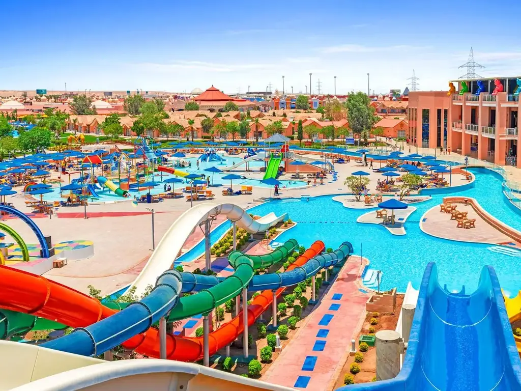 Басейни с червени и зелени пързалки отвисоко – Pickalbatros Jungle Aqua Park Resort - Neverland Hurghada, Хургада