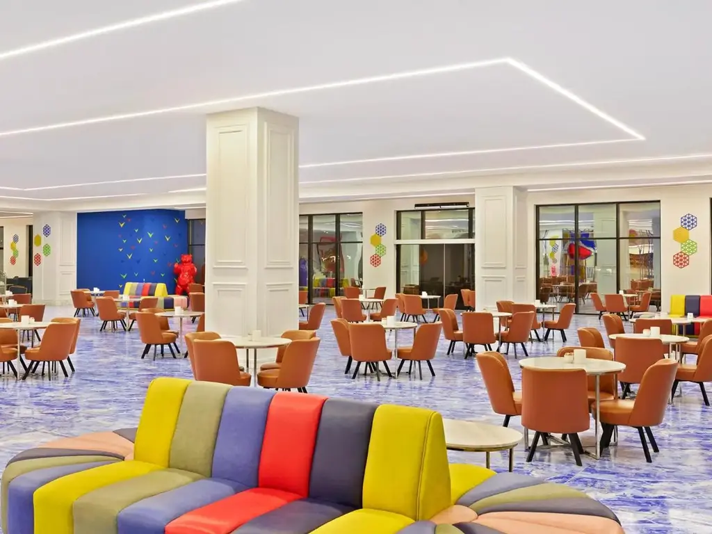 Райе диван в червено и жълто в ресторанта – Pickalbatros Jungle Aqua Park Resort - Neverland Hurghada, Хургада