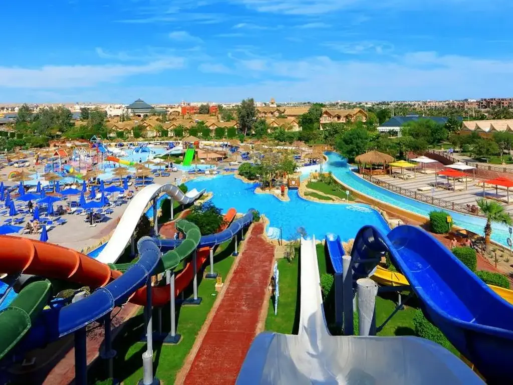Сини и червени пързалки в аквапарка – Pickalbatros Jungle Aqua Park Resort - Neverland Hurghada, Хургада