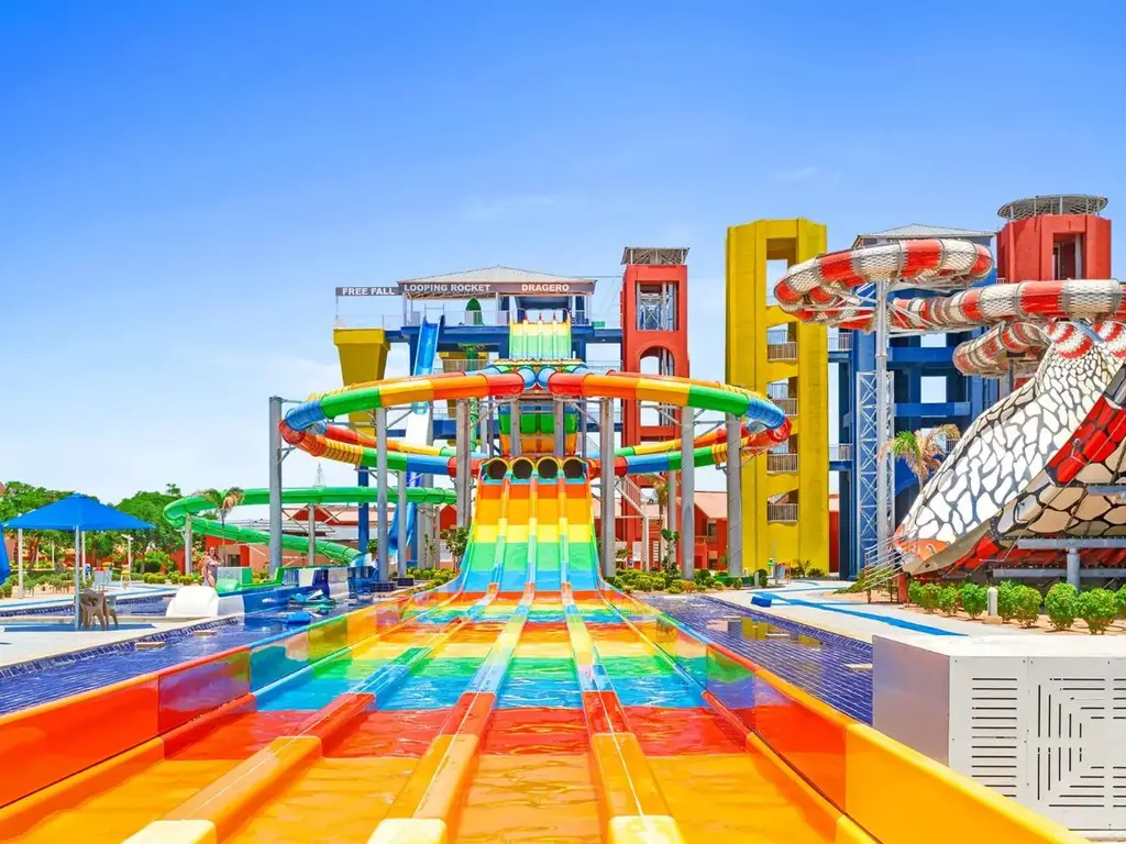 Многолентова пързалка в цветовете на дъгата – Pickalbatros Jungle Aqua Park Resort - Neverland Hurghada, Хургада