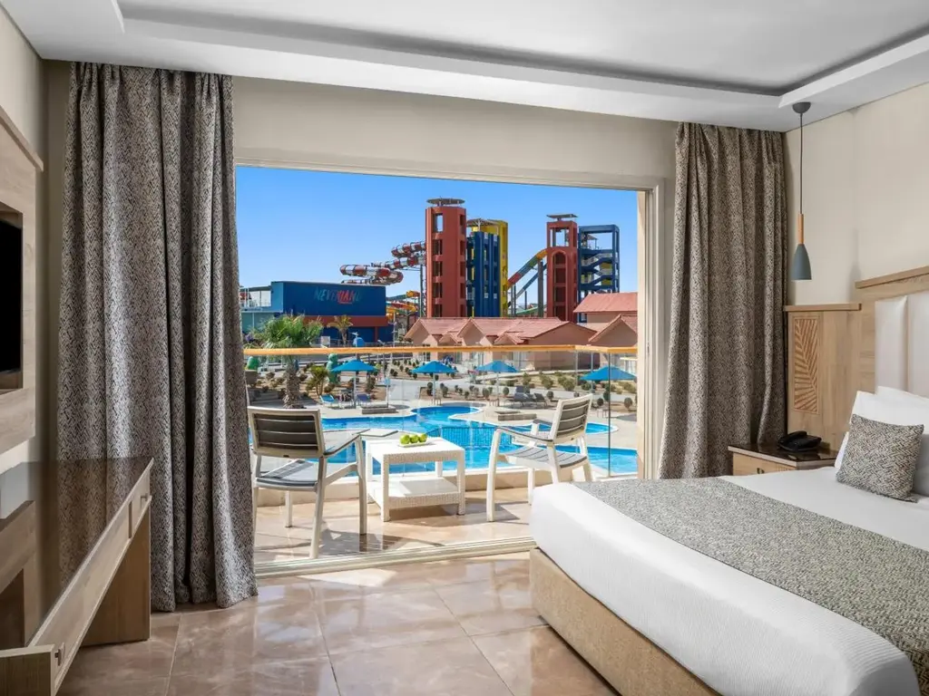 Стая с отворена тераса към басейна и пързалките – Pickalbatros Jungle Aqua Park Resort - Neverland Hurghada, Хургада