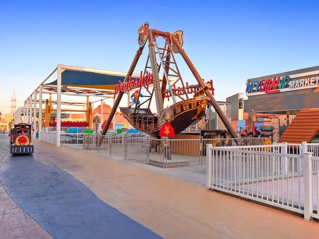 Пиратски кораб люлка и ограда на алеята – Pickalbatros Jungle Aqua Park Resort - Neverland Hurghada, Хургада