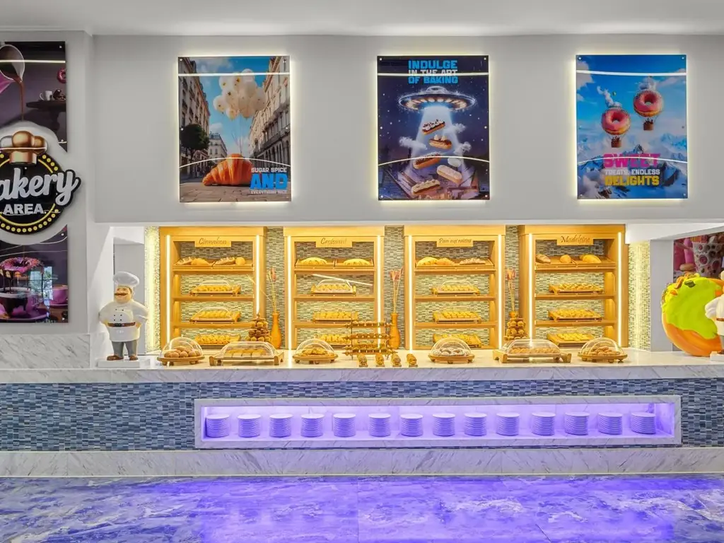 Щанд на пекарната с витрина и плакати – Pickalbatros Jungle Aqua Park Resort - Neverland Hurghada, Хургада