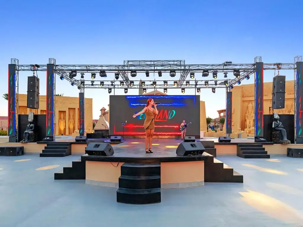 Открита сцена с осветление и изпълнител – Pickalbatros Jungle Aqua Park Resort - Neverland Hurghada, Хургада