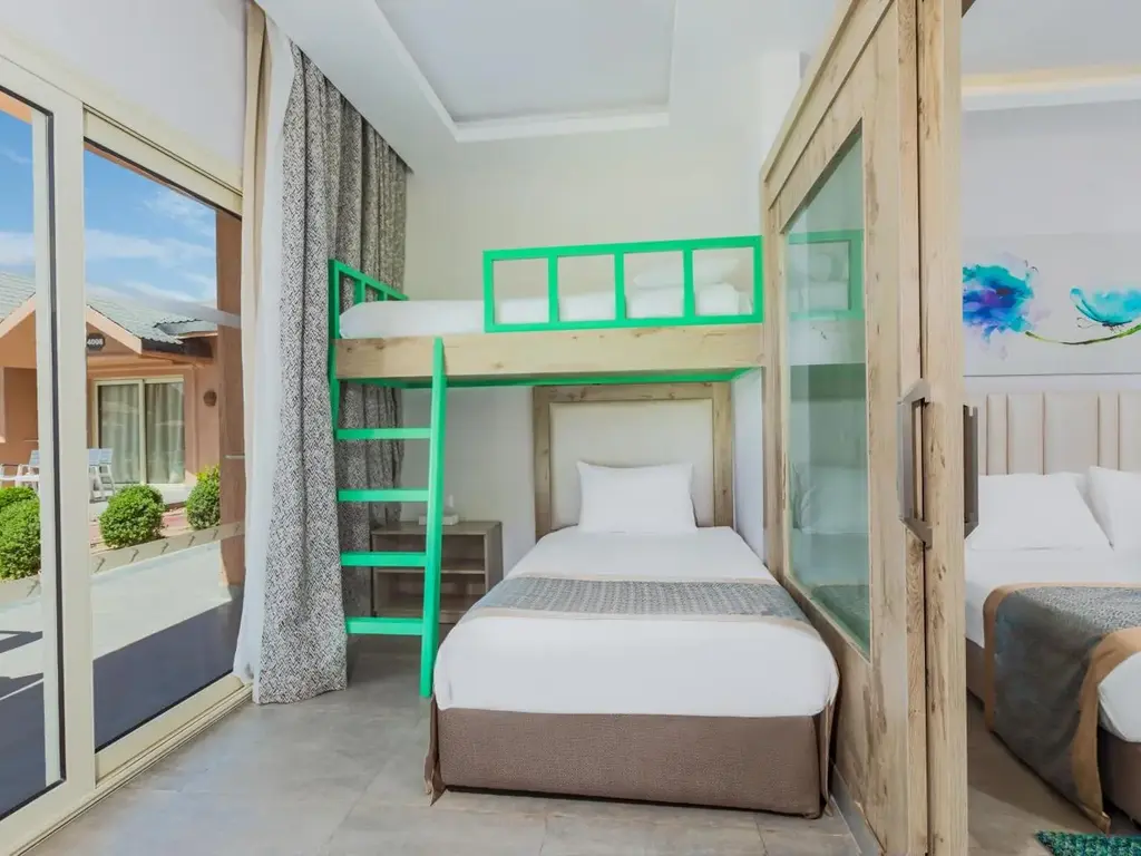 Двуетажно легло със зелена стълба – Pickalbatros Jungle Aqua Park Resort - Neverland Hurghada, Хургада