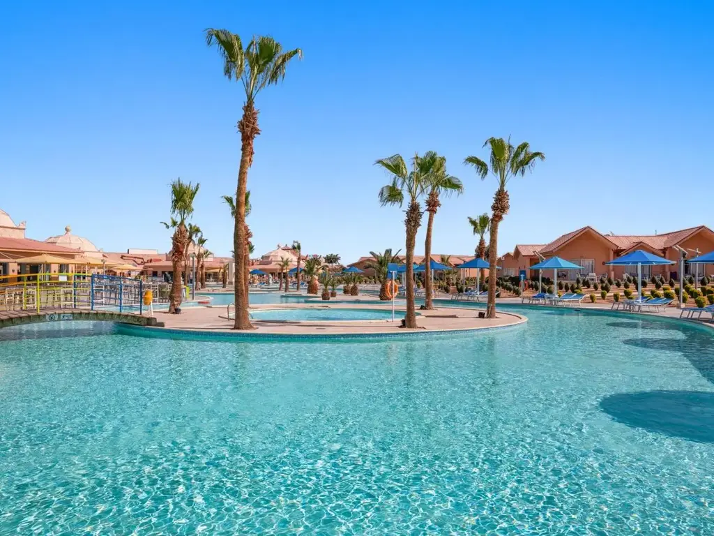Басейн с островче с палми – Pickalbatros Jungle Aqua Park Resort - Neverland Hurghada, Хургада