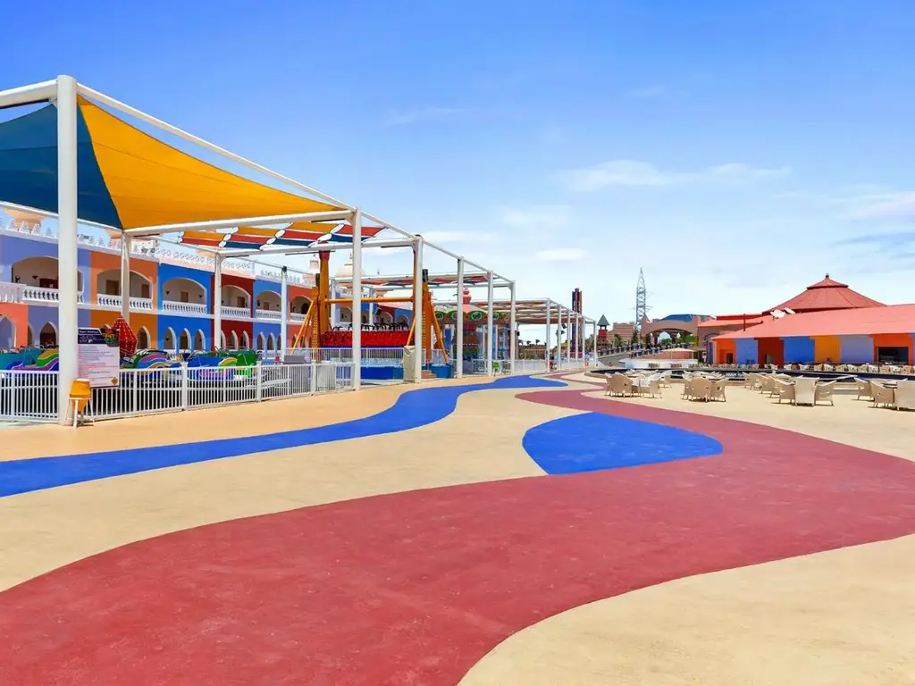 Площад с цветна настилка и навеси – Pickalbatros Jungle Aqua Park Resort - Neverland Hurghada, Хургада