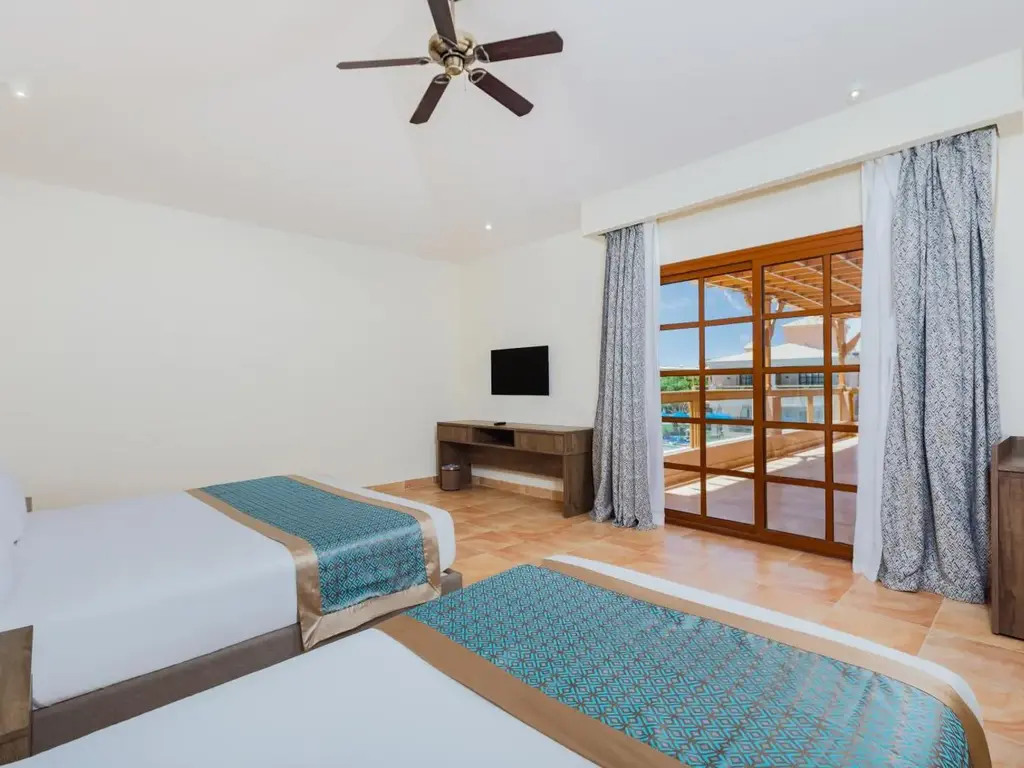 Две легла, вентилатор на тавана и телевизор – Pickalbatros Jungle Aqua Park Resort - Neverland Hurghada, Хургада