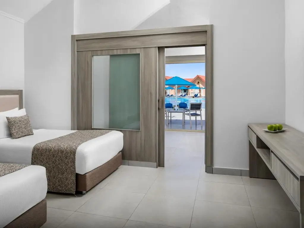 Две легла и плъзгаща врата към басейните – Pickalbatros Jungle Aqua Park Resort - Neverland Hurghada, Хургада