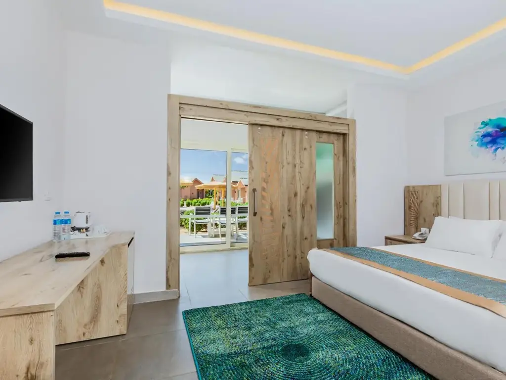 Двойно легло, плъзгаща врата и изглед към басейн – Pickalbatros Jungle Aqua Park Resort - Neverland Hurghada, Хургада