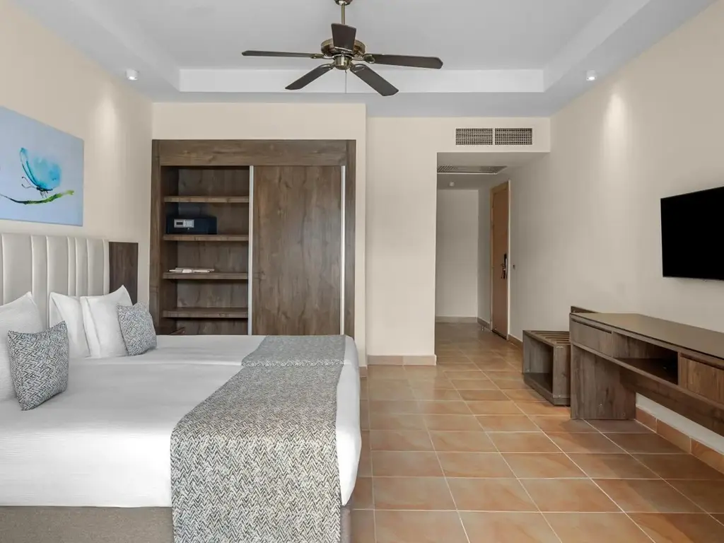 Две легла, вентилатор и гардероб – Pickalbatros Jungle Aqua Park Resort - Neverland Hurghada, Хургада