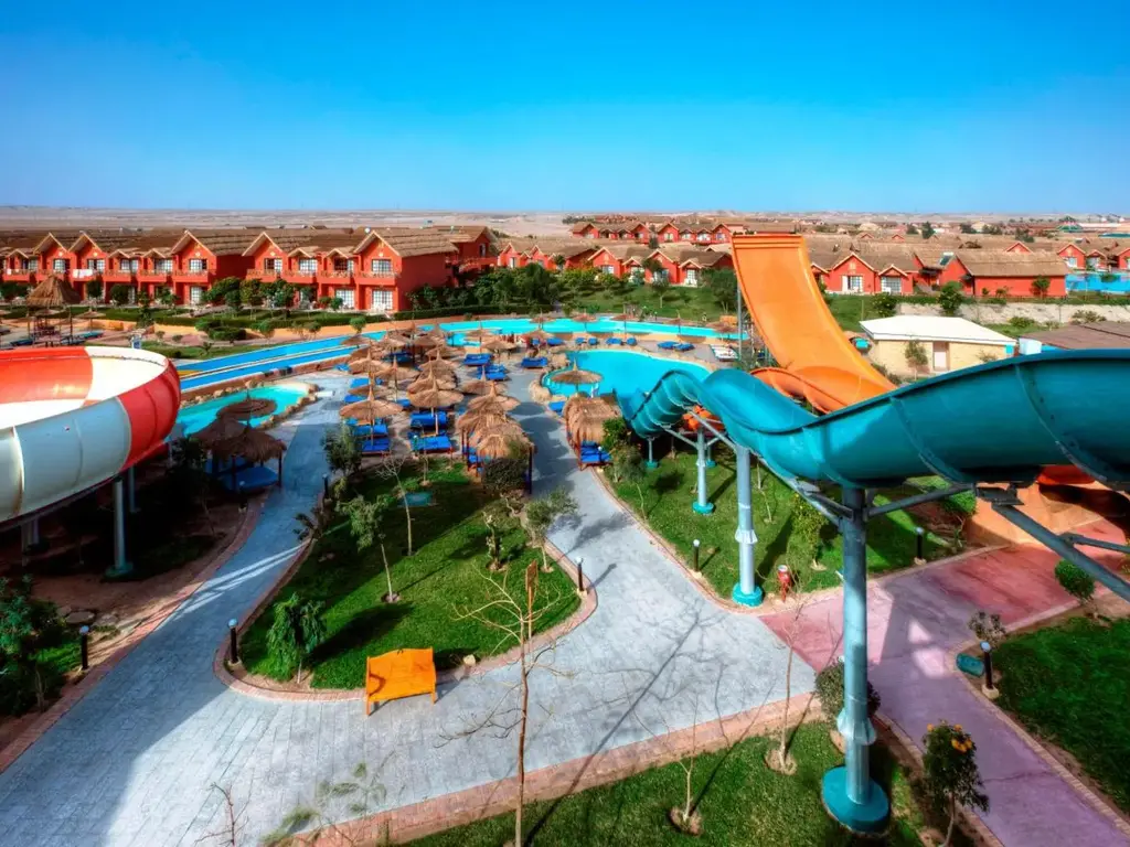 Пързалки между зелени морави отвисоко – Pickalbatros Jungle Aqua Park Resort - Neverland Hurghada, Хургада