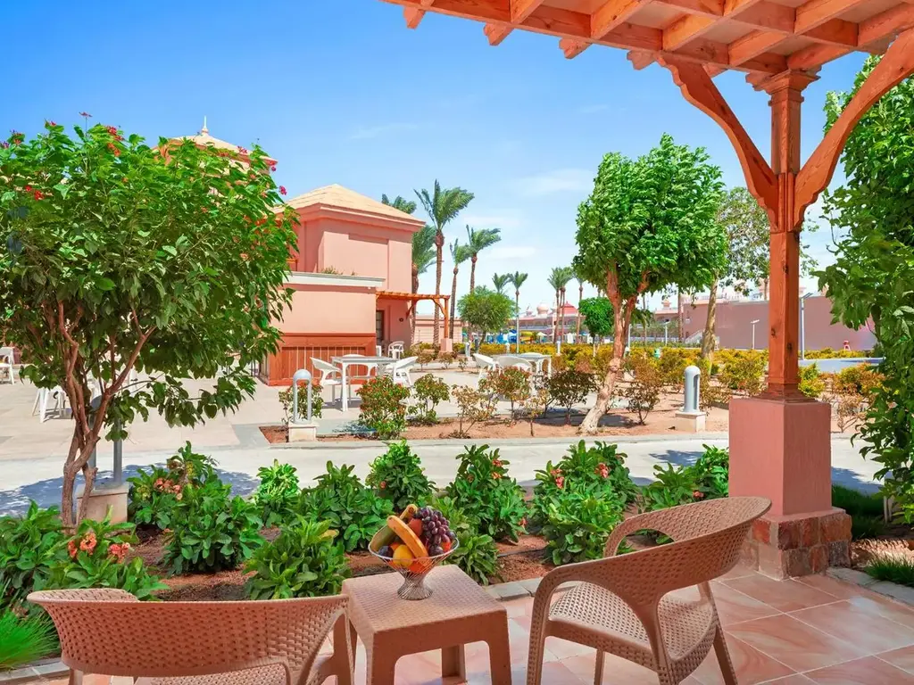 Тераса под пергола с изглед към градината – Pickalbatros Jungle Aqua Park Resort - Neverland Hurghada, Хургада