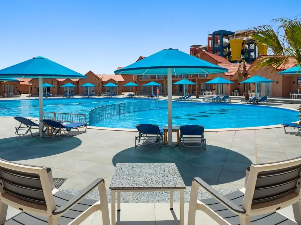 Шезлонги и тюркоазени чадъри край басейна – Pickalbatros Jungle Aqua Park Resort - Neverland Hurghada, Хургада
