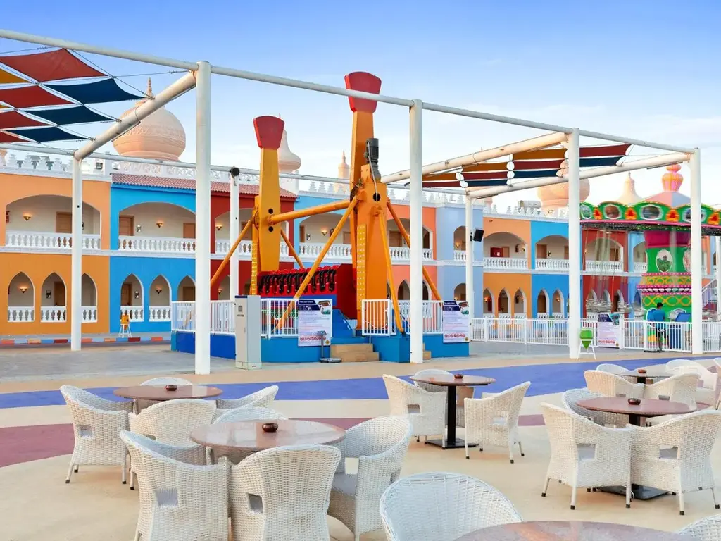 Площад с бели столове и пъстри фасади – Pickalbatros Jungle Aqua Park Resort - Neverland Hurghada, Хургада