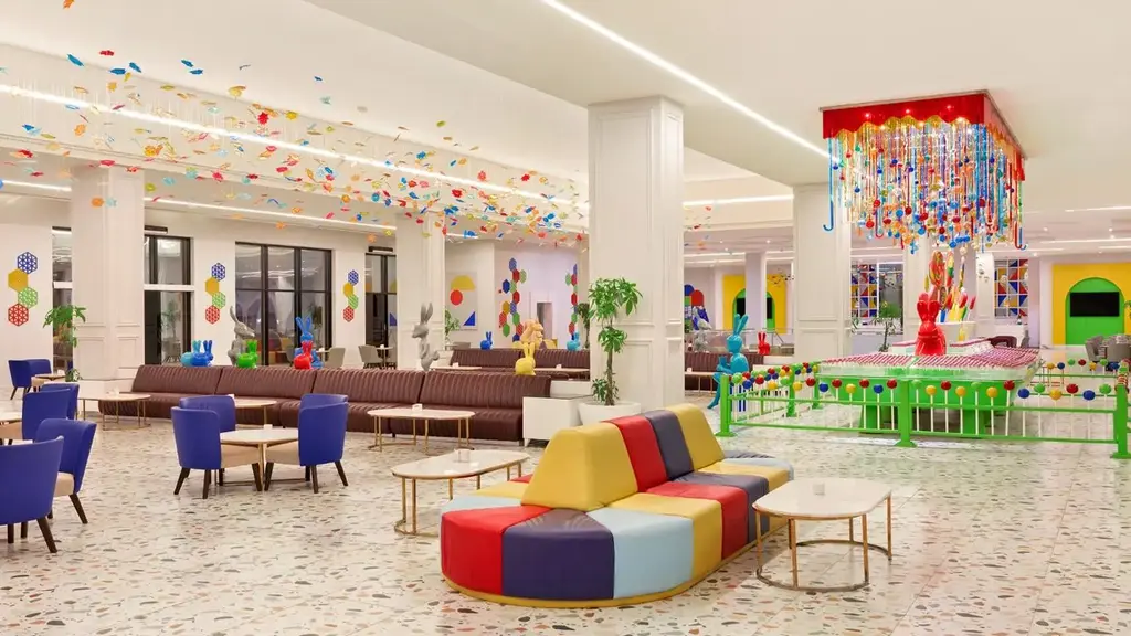 Лоби с шарени дивани и цветна декорация на тавана – Pickalbatros Jungle Aqua Park Resort - Neverland Hurghada, Хургада