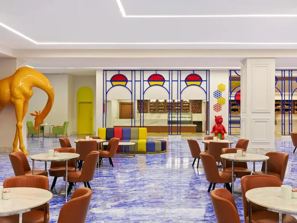 Ресторант с жълта фигура на жираф – Pickalbatros Jungle Aqua Park Resort - Neverland Hurghada, Хургада