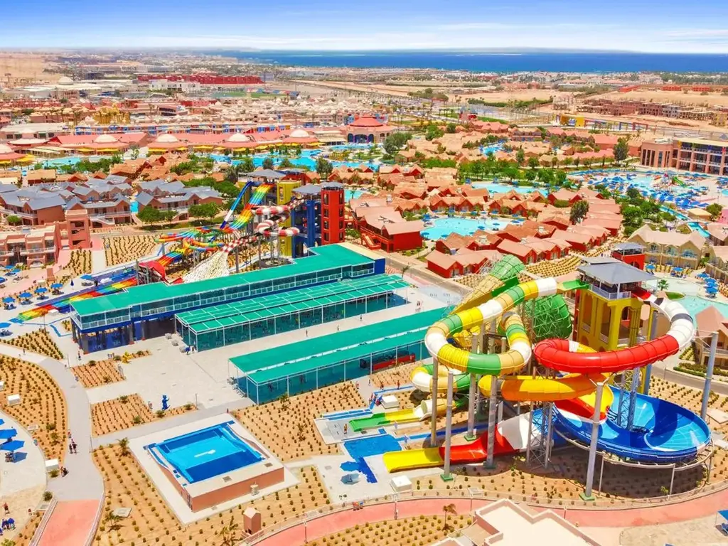 Спирални пързалки и морето в далечината – Pickalbatros Jungle Aqua Park Resort - Neverland Hurghada, Хургада