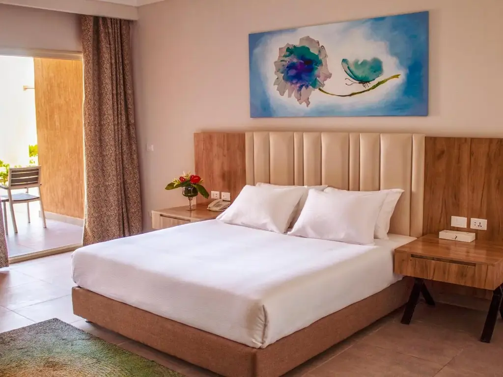 Двойно легло и врата към терасата – Pickalbatros Jungle Aqua Park Resort - Neverland Hurghada, Хургада